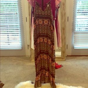 Flowy maxi dress in the cutest print with pockets!